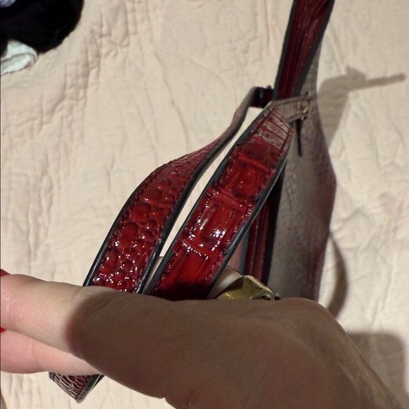 Elegant Red Faux Crocodile-Embossed Women's Tote Purse - Picture 4 of 10